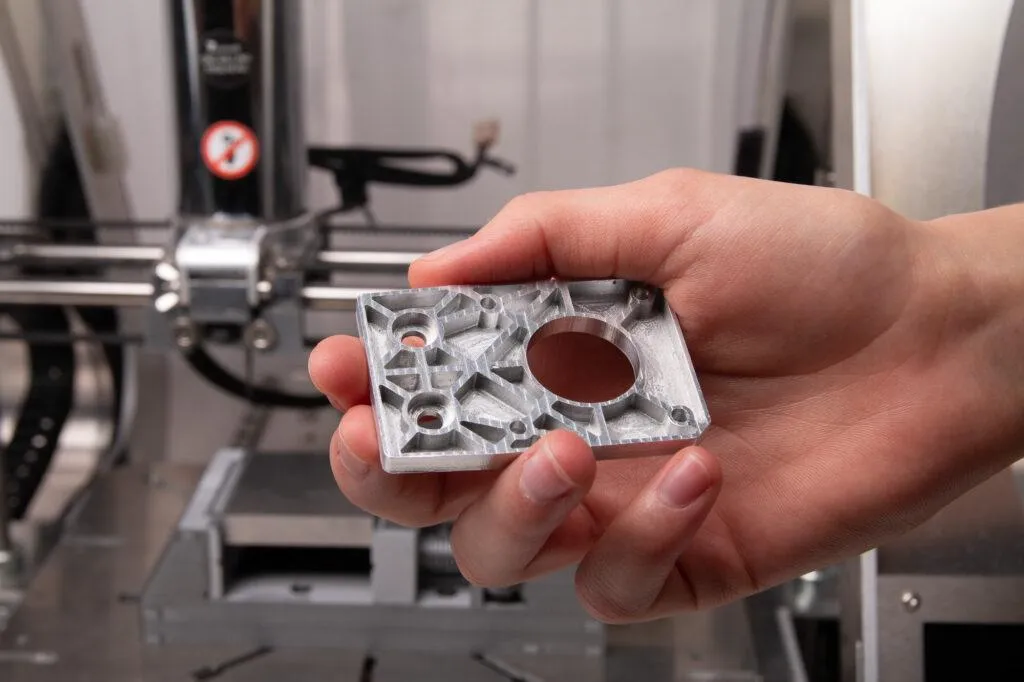 Low volume CNC machining, CNC service, CNC machining, Custom manufacturing, CNC parts, CNC fabrication, CNC machining services, Precision CNC machining, CNC machining solutions, CNC automation, CNC technology, CNC prototyping, CNC precision components, CNC machining online quote, Massenproduktion (mass production), Prototyp (prototype), Markttests (market testing), Präzision (precision), Edelstahl (stainless steel), Individuelle Anpassung (customization), CNC-Bearbeitung Online-Angebot (CNC machining online quote), CNC-Teile-Angebot (CNC part quote), hanav, hanav manufacturing